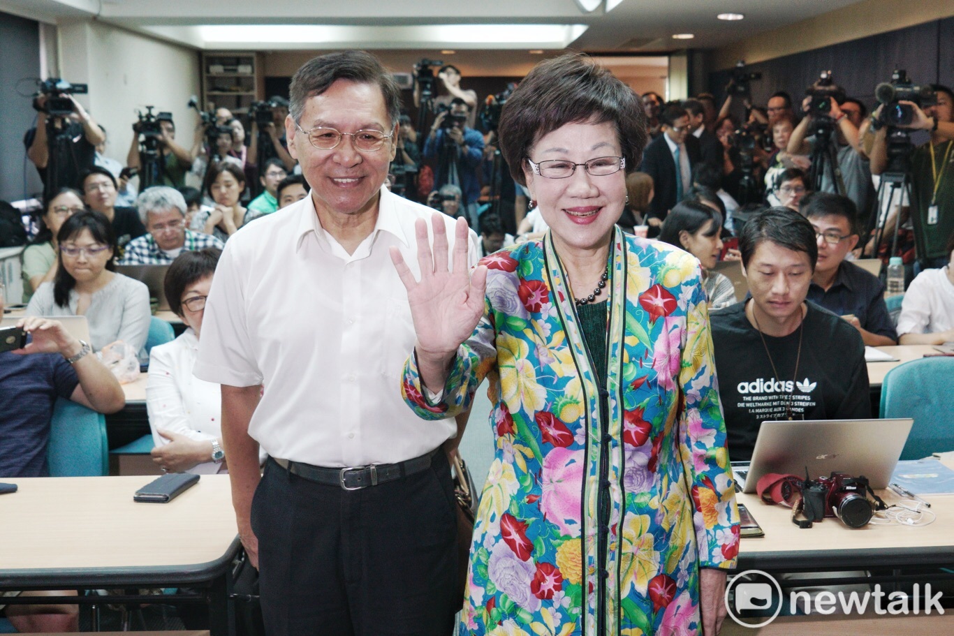 前副總統呂秀蓮 (右)與前南投縣長彭百顯(左)搭檔參加2020總統大選連署。 圖:張良一/攝(資料照) 前副總統呂秀蓮 (右)與前南投縣長彭百顯(左)搭檔參加2020總統大選連署。 圖:張良一/攝(資料照)
