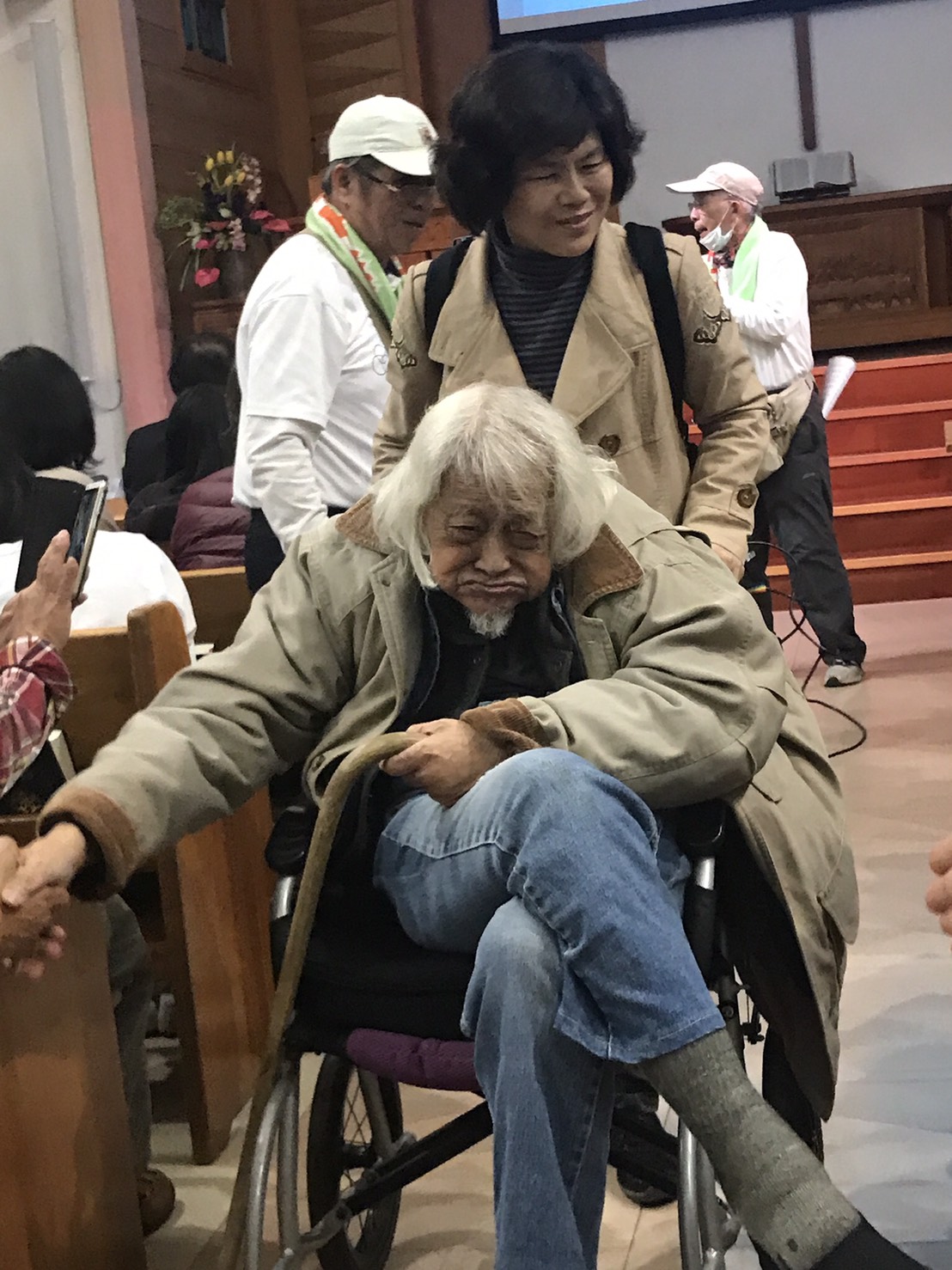 支持者與史明握手。 圖:朱蒲青/攝 支持者與史明握手。 圖:朱蒲青/攝