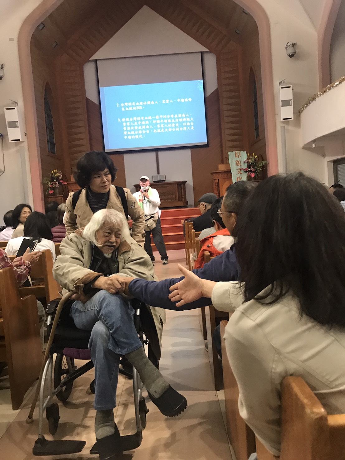 史明離場,兩側支持者紛紛與其握手,表達敬佩、支持之意。圖/朱蒲青攝 史明離場,兩側支持者紛紛與其握手,表達敬佩、支持之意。圖/朱蒲青攝