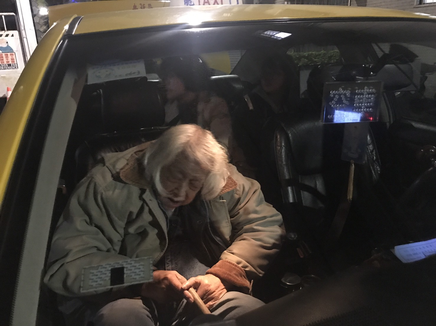 坐進計程車車內的史明。在燈光下,老人家的身影顯得十分清晰。 圖:朱蒲青/攝 坐進計程車車內的史明。在燈光下,老人家的身影顯得十分清晰。 圖:朱蒲青/攝