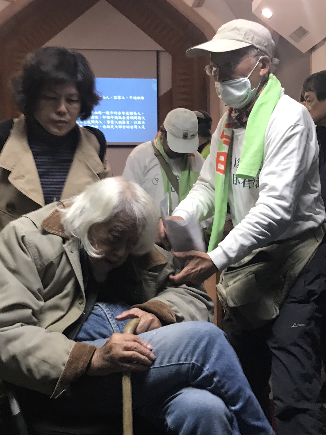 史明在陪同人士的協助下離場。 圖:朱蒲青/攝 史明在陪同人士的協助下離場。 圖:朱蒲青/攝