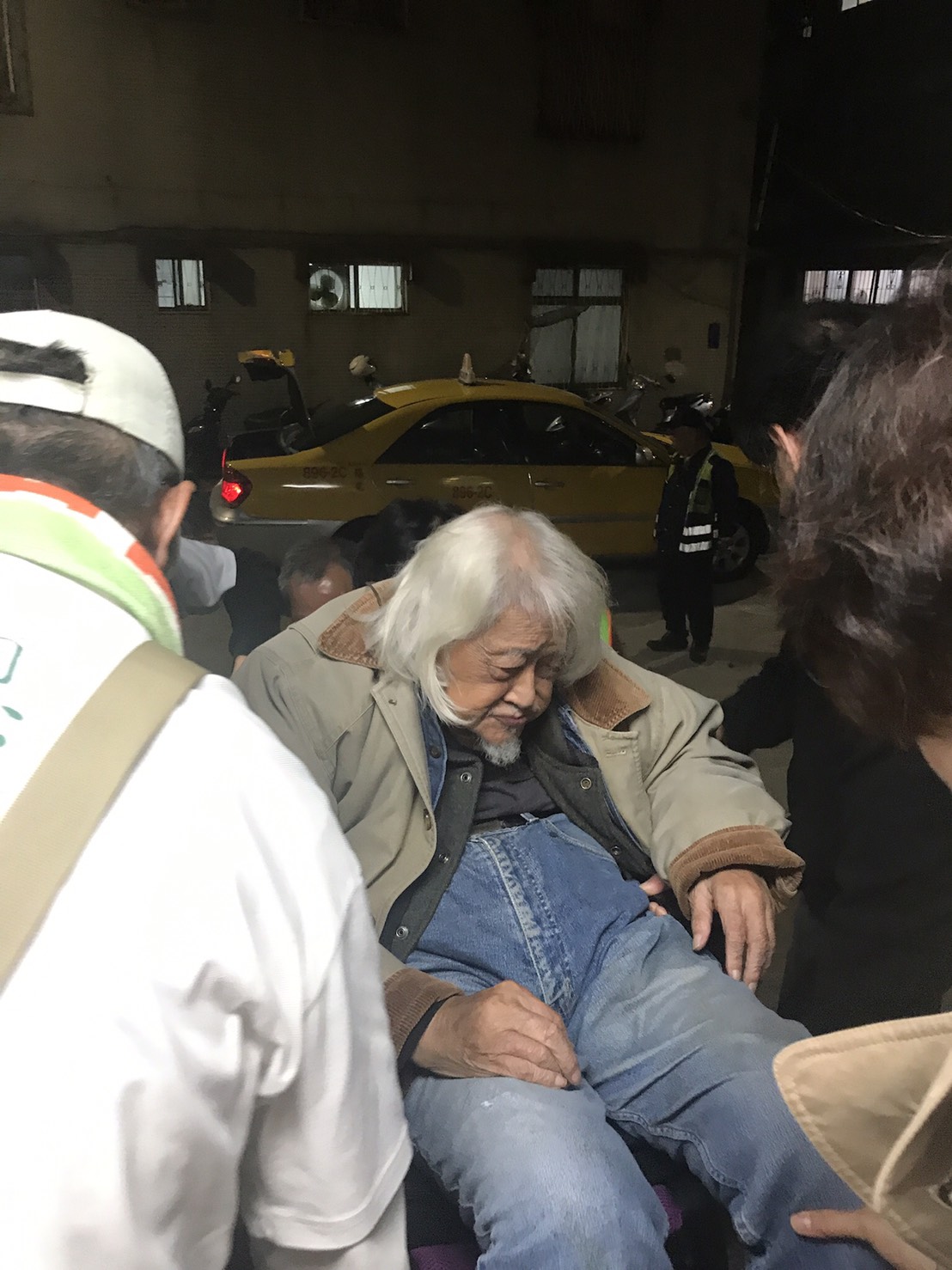 史明以計程車為返程的代步工具。 圖:朱蒲青/攝 史明以計程車為返程的代步工具。 圖:朱蒲青/攝