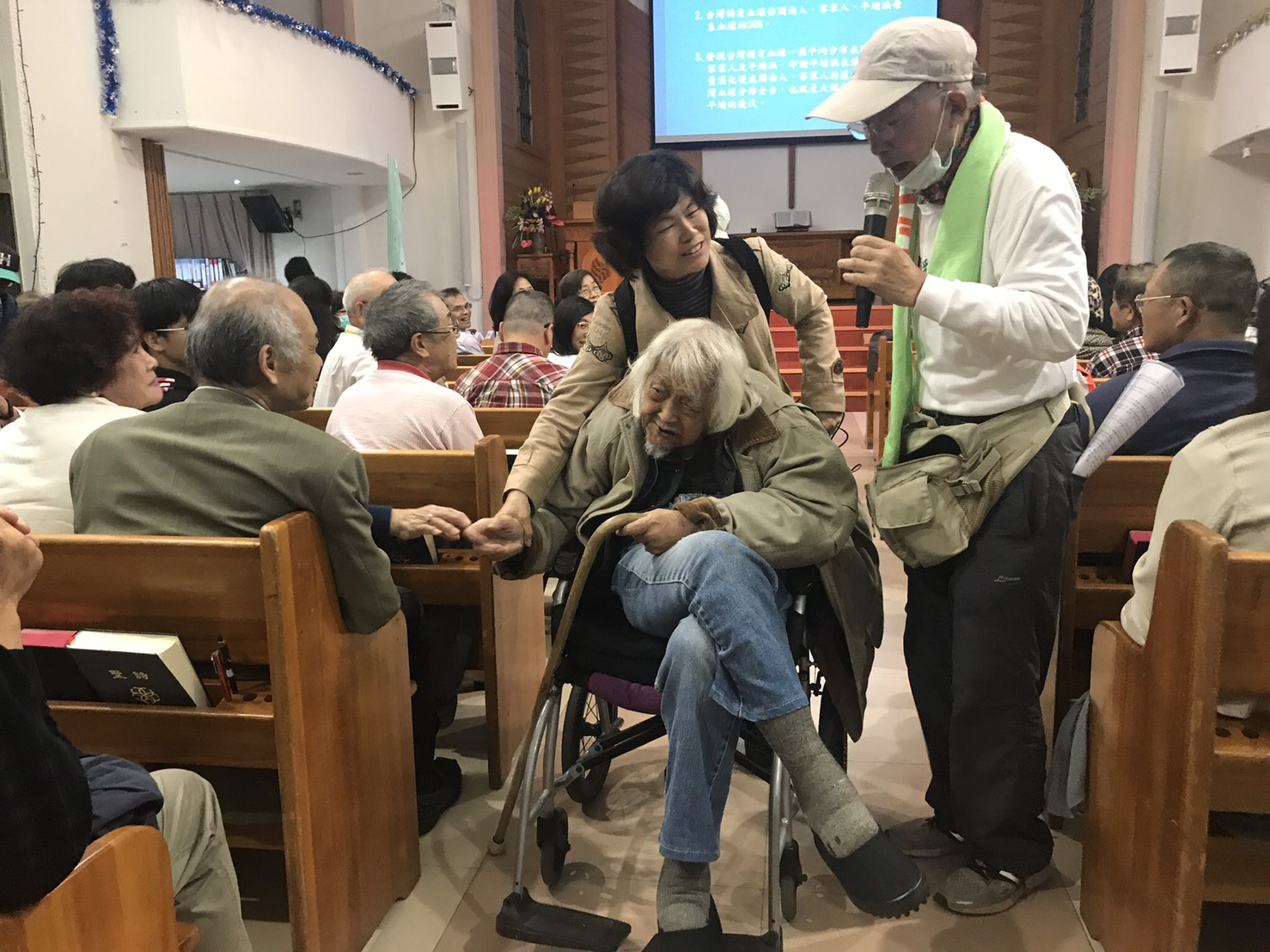 演講完,史明和支持者握手。 圖:朱蒲青/攝 演講完,史明和支持者握手。 圖:朱蒲青/攝