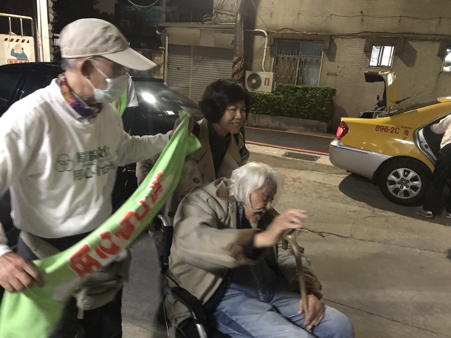 儘管演講已結束,仍有支持者到門外目送史明,史明也揮手向大家致意。 圖:朱蒲青/攝 儘管演講已結束,仍有支持者到門外目送史明,史明也揮手向大家致意。 圖:朱蒲青/攝