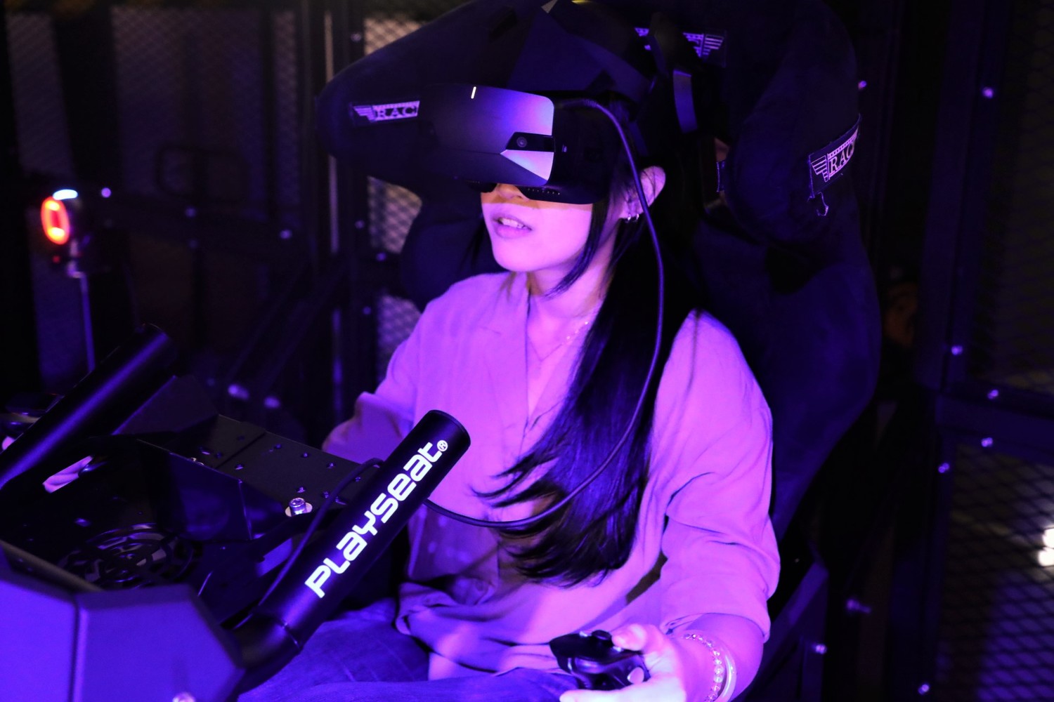玩家透過搭配智崴資訊科技體感模擬系統的VR體感設施享受戰場廝殺的快感 玩家透過搭配智崴資訊科技體感模擬系統的VR體感設施享受戰場廝殺的快感