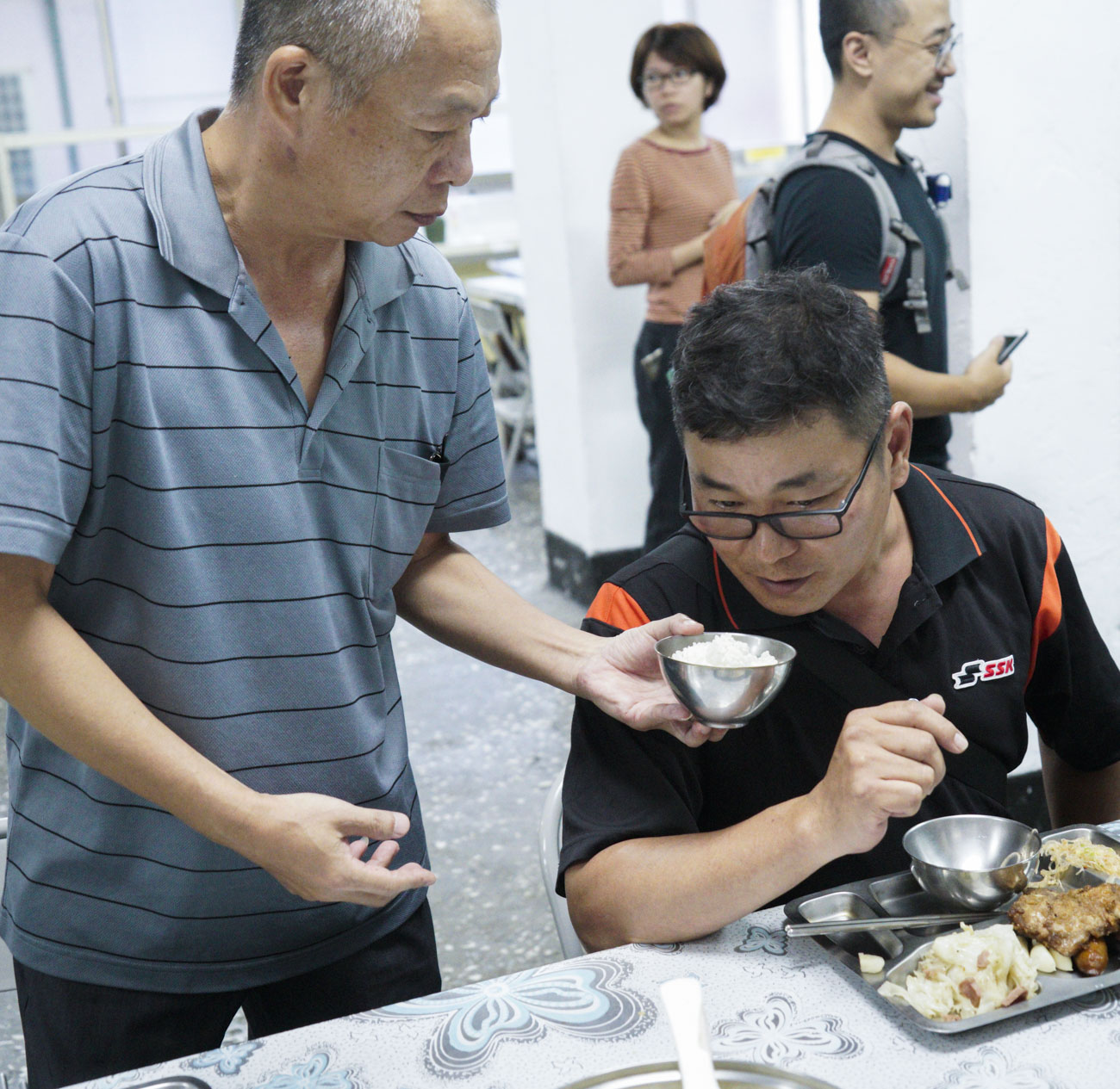鄭德慶拿著白米飯,也要小老弟吳致學(右)聞看看米飯的味道。 圖:張良一/攝陸軍1644梯次,退伍已25年的馬祖老兵吳致學,重溫軍中白米飯的味道。 圖:張良一/攝不同世代的馬祖老兵同桌共吃軍中大鍋飯。 圖:張良一/攝陸軍1644梯次,退伍已25年的馬祖老兵吳致學,重溫軍中白米飯的味道。 圖:張良一/攝不同世代的馬祖老兵同桌共吃軍中大鍋飯。 圖:張良一/攝不同世代的馬祖老兵同桌共吃軍中大鍋飯。 圖:張良一/攝 鄭德慶拿著白米飯,也要小老弟吳致學(右)聞看看米飯的味道。 圖:張良一/攝陸軍1644梯次,退伍已25年的馬祖老兵吳致學,重溫軍中白米飯的味道。 圖:張良一/攝不同世代的馬祖老兵同桌共吃軍中大鍋飯。 圖:張良一/攝陸軍1644梯次,退伍已25年的馬祖老兵吳致學,重溫軍中白米飯的味道。 圖:張良一/攝不同世代的馬祖老兵同桌共吃軍中大鍋飯。 圖:張良一/攝不同世代的馬祖老兵同桌共吃軍中大鍋飯。 圖:張良一/攝