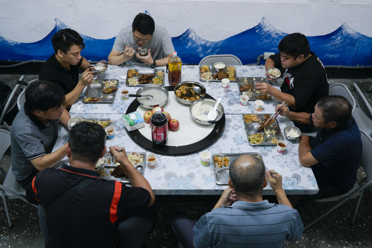不同世代的馬祖老兵同桌共吃軍中大鍋飯。 圖:張良一/攝 不同世代的馬祖老兵同桌共吃軍中大鍋飯。 圖:張良一/攝
