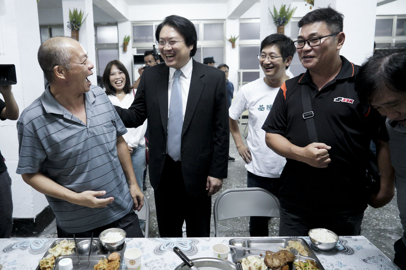 基隆市長林右昌、立委蔡適應慰勞重返韋昌嶺的馬祖老兵。 圖:張良一/攝老中青三代的馬祖老兵在基隆韋昌嶺營區內的光武大樓前合影。 圖:張良一/攝老中青三代的馬祖老兵在基隆韋昌嶺營區內的光武大樓前合影。 圖:張良一/攝 基隆市長林右昌、立委蔡適應慰勞重返韋昌嶺的馬祖老兵。 圖:張良一/攝老中青三代的馬祖老兵在基隆韋昌嶺營區內的光武大樓前合影。 圖:張良一/攝老中青三代的馬祖老兵在基隆韋昌嶺營區內的光武大樓前合影。 圖:張良一/攝
