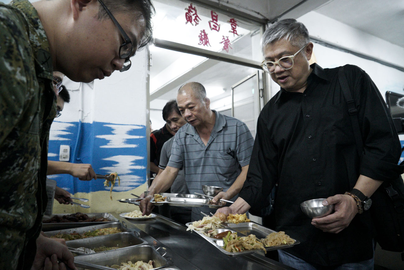 現役阿兵哥為馬祖老兵星星王子(右起)、鄭德慶和何乾景等人打菜。 圖:張良一/攝今年61歲,憲兵忠貞262梯次的鄭德慶捧著一碗白米飯,重溫軍中米飯特有的味道。 圖:張良一/攝今年61歲,憲兵忠貞262梯次的鄭德慶捧著一碗白米飯,重溫軍中米飯特有的味道。 圖:張良一/攝 現役阿兵哥為馬祖老兵星星王子(右起)、鄭德慶和何乾景等人打菜。 圖:張良一/攝今年61歲,憲兵忠貞262梯次的鄭德慶捧著一碗白米飯,重溫軍中米飯特有的味道。 圖:張良一/攝今年61歲,憲兵忠貞262梯次的鄭德慶捧著一碗白米飯,重溫軍中米飯特有的味道。 圖:張良一/攝