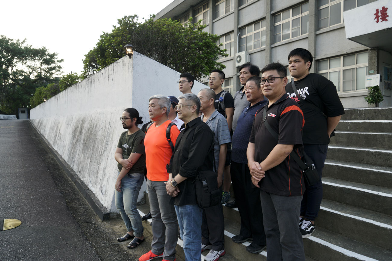 老中青三代的馬祖老兵在基隆韋昌嶺營區內的光武大樓前合影。 圖:張良一/攝 老中青三代的馬祖老兵在基隆韋昌嶺營區內的光武大樓前合影。 圖:張良一/攝