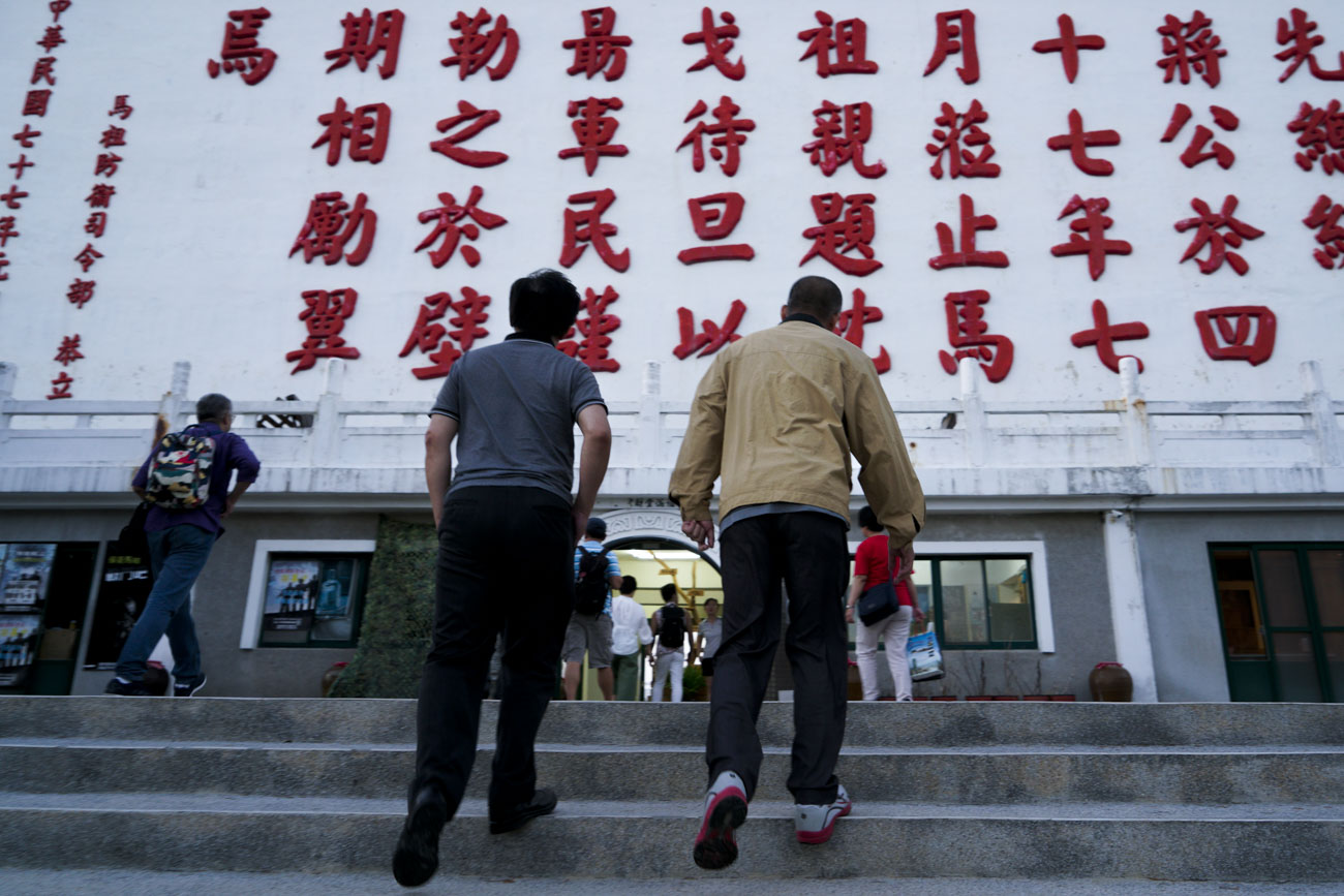 馬祖老兵何乾景（右）、鄭德慶走向福澳港上方的枕戈待旦照璧內。圖：張良一/攝 馬祖南竿津沙村外的五五據點，昔日是生人勿近的軍事重地，現已改裝成民宿，招攬遊客入住。圖：張良一/攝 雲林縣口湖鄉民的王春炎原本也是在馬祖服役的軍官，6年前他從馬祖退伍後，選擇留下來，他現在是專職的導遊，為遊客導覽馬祖風情。圖：張良一/攝 馬祖南竿津沙村外的海防班哨與對岸的中國福建沿海鄉鎮遙遙相望。圖：張良一/攝 馬祖南竿的五五據點，機槍已拆除，只留下水泥的機槍座，而五五據點也已經改裝成民宿，讓更多人體驗體驗早年阿兵哥戍守前線的戰地氣息。圖：張良一/攝 五五據點內原本用來觀測監控海面的碉堡，現已改裝成民宿，讓人體驗馬祖前線的戰地氛圍。圖：張良一/攝馬祖南竿津沙村外的五五據點，昔日是生人勿近的軍事重地，現已改裝成民宿，招攬遊客入住。圖：張良一/攝 雲林縣口湖鄉民的王春炎原本也是在馬祖服役的軍官，6年前他從馬祖退伍後，選擇留下來，他現在是專職的導遊，為遊客導覽馬祖風情。圖：張良一/攝 馬祖南竿津沙村外的海防班哨與對岸的中國福建沿海鄉鎮遙遙相望。圖：張良一/攝 馬祖南竿的五五據點，機槍已拆除，只留下水泥的機槍座，而五五據點也已經改裝成民宿，讓更多人體驗體驗早年阿兵哥戍守前線的戰地氣息。圖：張良一/攝 五五據點內原本用來觀測監控海面的碉堡，現已改裝成民宿，讓人體驗馬祖前線的戰地氛圍。圖：張良一/攝雲林縣口湖鄉民的王春炎原本也是在馬祖服役的軍官，6年前他從馬祖退伍後，選擇留下來，他現在是專職的導遊，為遊客導覽馬祖風情。圖：張良一/攝 馬祖南竿津沙村外的海防班哨與對岸的中國福建沿海鄉鎮遙遙相望。圖：張良一/攝 馬祖南竿的五五據點，機槍已拆除，只留下水泥的機槍座，而五五據點也已經改裝成民宿，讓更多人體驗體驗早年阿兵哥戍守前線的戰地氣息。圖：張良一/攝 五五據點內原本用來觀測監控海面的碉堡，現已改裝成民宿，讓人體驗馬祖前線的戰地氛圍。圖：張良一/攝馬祖南竿津沙村外的海防班哨與對岸的中國福建沿海鄉鎮遙遙相望。圖：張良一/攝 馬祖南竿的五五據點，機槍已拆除，只留下水泥的機槍座，而五五據點也已經改裝成民宿，讓更多人體驗體驗早年阿兵哥戍守前線的戰地氣息。圖：張良一/攝 五五據點內原本用來觀測監控海面的碉堡，現已改裝成民宿，讓人體驗馬祖前線的戰地氛圍。圖：張良一/攝馬祖南竿的五五據點，機槍已拆除，只留下水泥的機槍座，而五五據點也已經改裝成民宿，讓更多人體驗體驗早年阿兵哥戍守前線的戰地氣息。圖：張良一/攝 五五據點內原本用來觀測監控海面的碉堡，現已改裝成民宿，讓人體驗馬祖前線的戰地氛圍。圖：張良一/攝五五據點內原本用來觀測監控海面的碉堡，現已改裝成民宿，讓人體驗馬祖前線的戰地氛圍。圖：張良一/攝