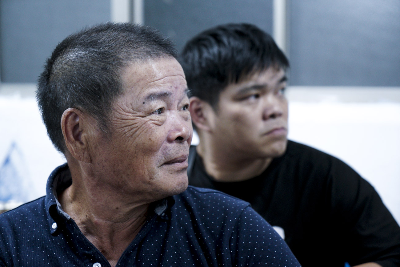 黃進山(左)、黃湞鈺父子分享他們在外島服役的故事。 圖:張良一/攝 黃進山(左)、黃湞鈺父子分享他們在外島服役的故事。 圖:張良一/攝