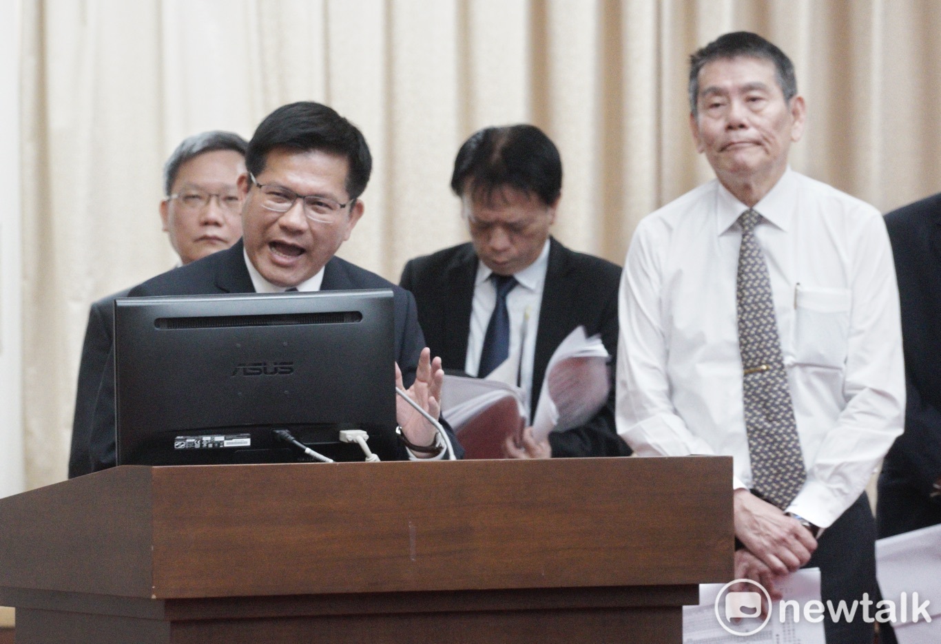 交通部長林佳龍、財政部長蘇建榮、總統府副秘書長施克和和華航董事長謝世謙等人就總統專機走私私菸案到立院財委會進行專案報告。 圖:張良一/攝 交通部長林佳龍、財政部長蘇建榮、總統府副秘書長施克和和華航董事長謝世謙等人就總統專機走私私菸案到立院財委會進行專案報告。 圖:張良一/攝