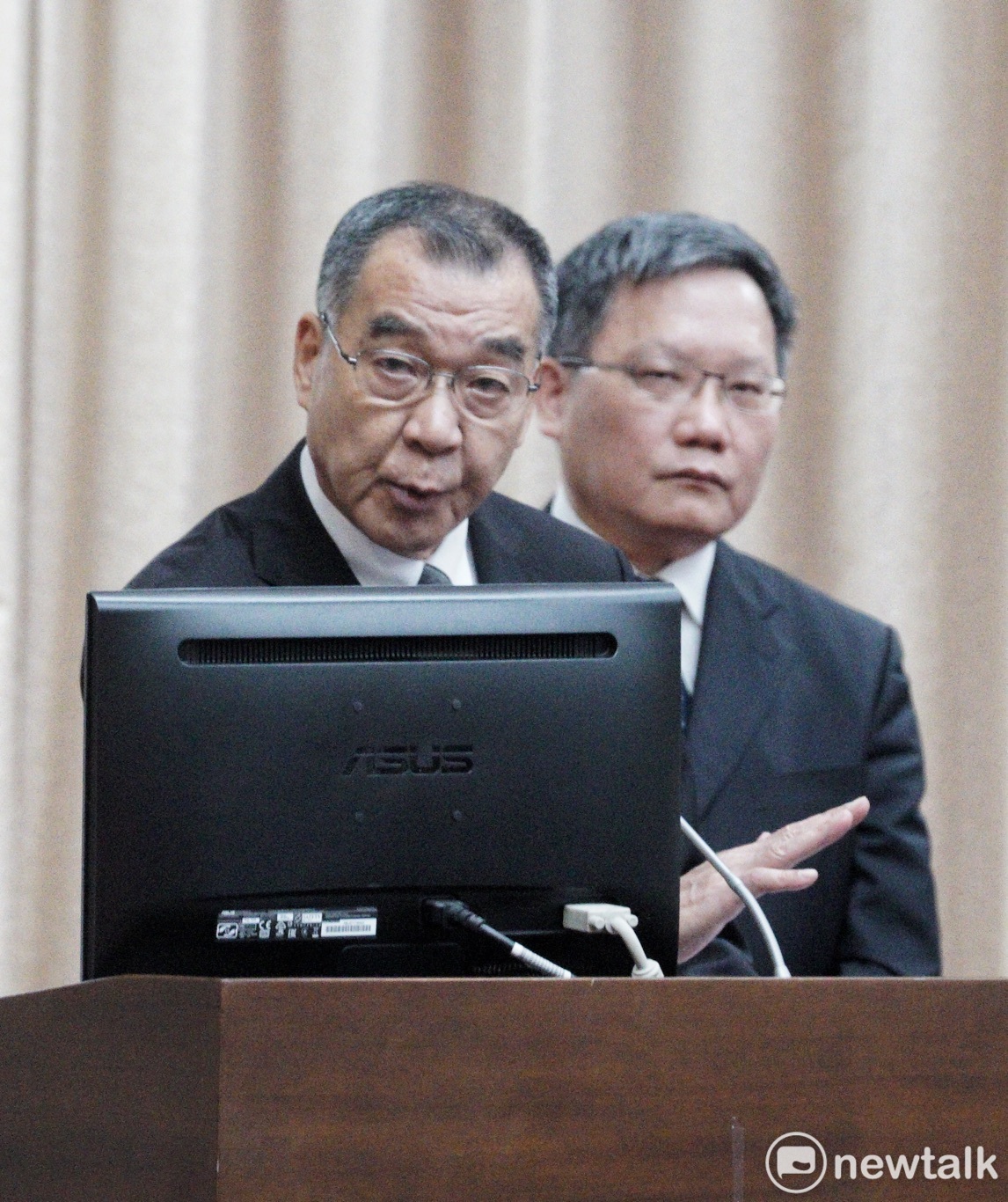 國安局長邱國正、財政部長蘇建榮就總統專機走私私菸案到立院財委會進行專案報告。 圖:張良一/攝 國安局長邱國正、財政部長蘇建榮就總統專機走私私菸案到立院財委會進行專案報告。 圖:張良一/攝