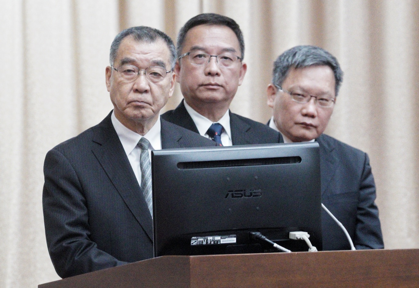 國安局長邱國正、特勤中心副指揮官周廣齊、財政部長蘇建榮等人就總統專機走私私菸案到立院財委會進行專案報告。 圖:張良一/攝 國安局長邱國正、特勤中心副指揮官周廣齊、財政部長蘇建榮等人就總統專機走私私菸案到立院財委會進行專案報告。 圖:張良一/攝