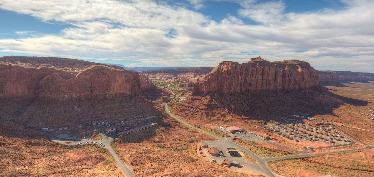 美國美國的紀念碑谷(Monument Valley)地形奇特,騎馬、搭熱氣球是此地很受歡迎的旅行方式。 圖:Booking.com/提供 美國美國的紀念碑谷(Monument Valley)地形奇特,騎馬、搭熱氣球是此地很受歡迎的旅行方式。 圖:Booking.com/提供