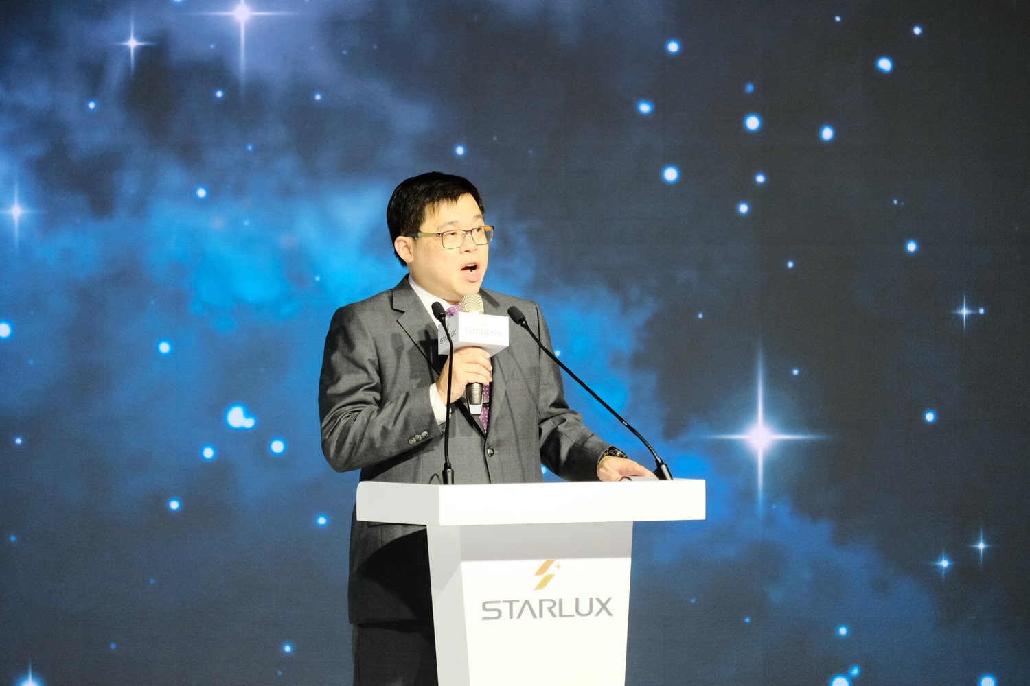 董事長張國煒在發表會上致詞發說明制服設計過程。圖:謝佳真/攝 董事長張國煒在發表會上致詞發說明制服設計過程。圖:謝佳真/攝