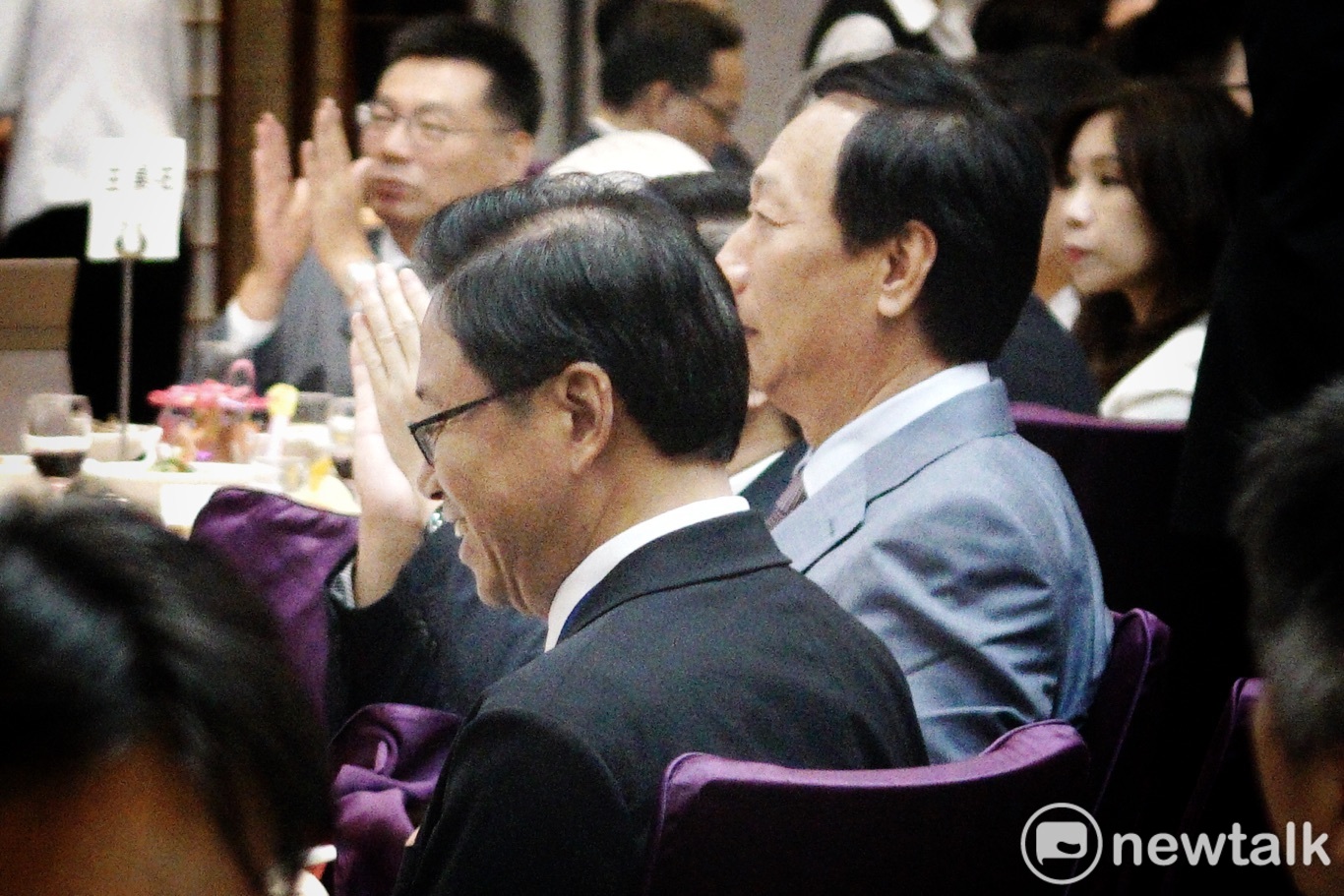 鴻海創辦人郭台銘、韓國瑜國政顧問團總召集人張善政,同台出席台灣玉山科技協會會員大會,兩人並肩而坐。 圖:張良一/攝 鴻海創辦人郭台銘、韓國瑜國政顧問團總召集人張善政,同台出席台灣玉山科技協會會員大會,兩人並肩而坐。 圖:張良一/攝