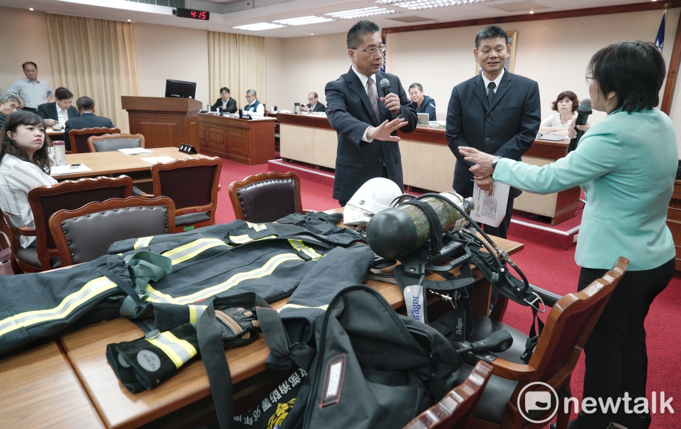 內政部長徐國勇、消防署長陳文龍在立院內政委員會和立委劉世芳共同檢視消防員的個人裝備。 圖:張良一/攝 內政部長徐國勇、消防署長陳文龍在立院內政委員會和立委劉世芳共同檢視消防員的個人裝備。 圖:張良一/攝