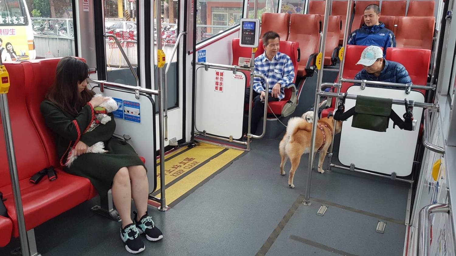 為了方便民眾帶寵物搭公車出遊,新北市交通局新增7條假日寵物公車路線,放寬載運寵物規定,讓飼主可直接牽繩帶著毛小孩搭公車。 圖:新北市交通局/提供 為了方便民眾帶寵物搭公車出遊,新北市交通局新增7條假日寵物公車路線,放寬載運寵物規定,讓飼主可直接牽繩帶著毛小孩搭公車。 圖:新北市交通局/提供