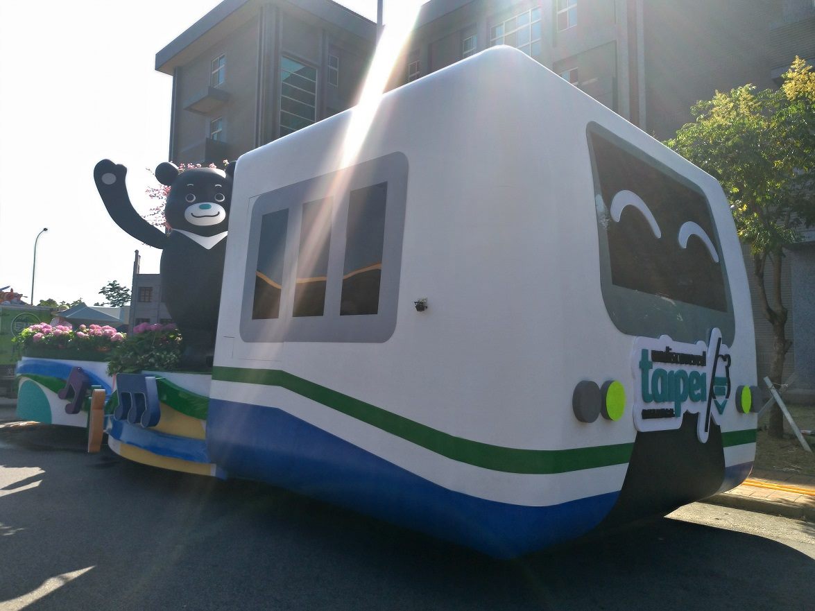 熊讚大公仔登上Q版捷運，變身列車長。圖：台北市政府／提供