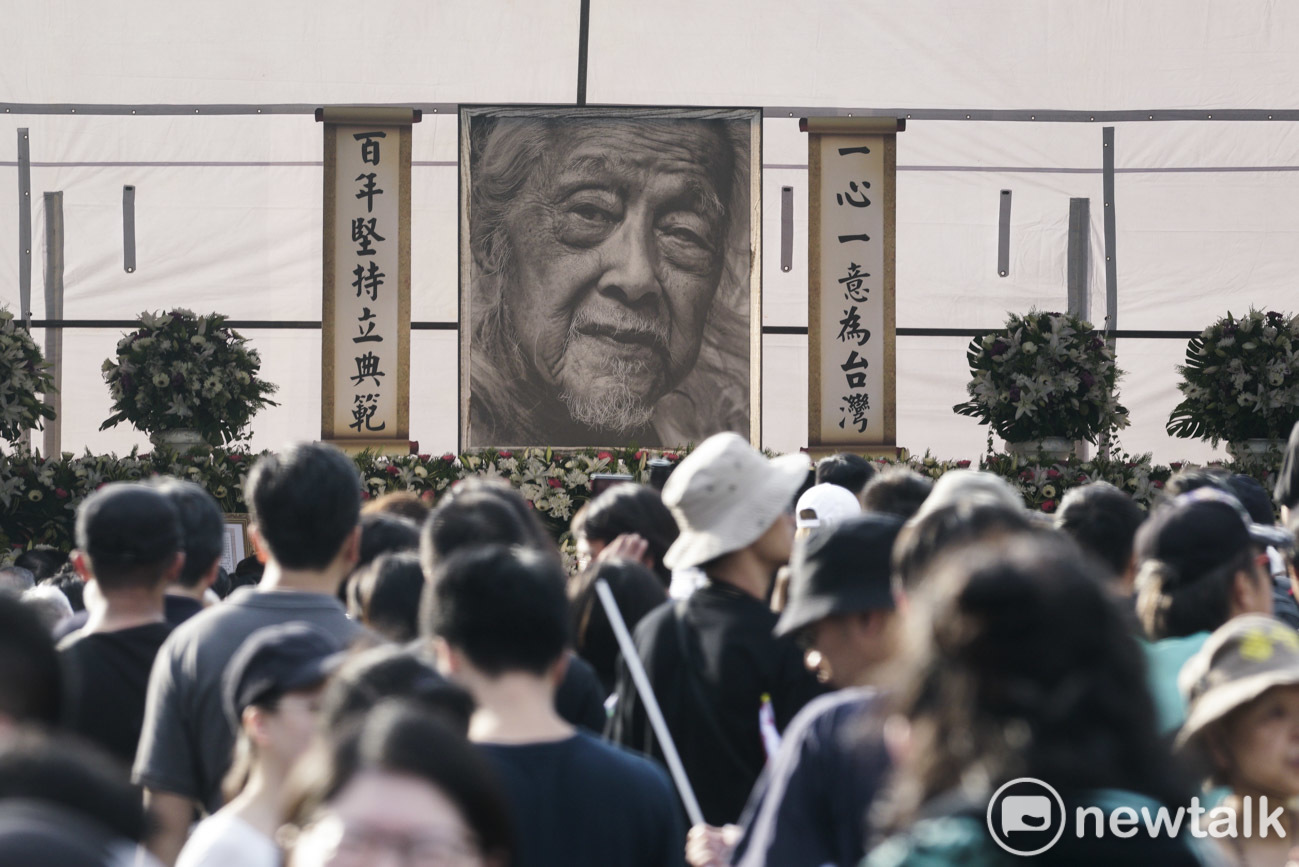 上千名民眾參加在凱道前舉行的史明追思會活動。 圖:張良一/攝 上千名民眾參加在凱道前舉行的史明追思會活動。 圖:張良一/攝
