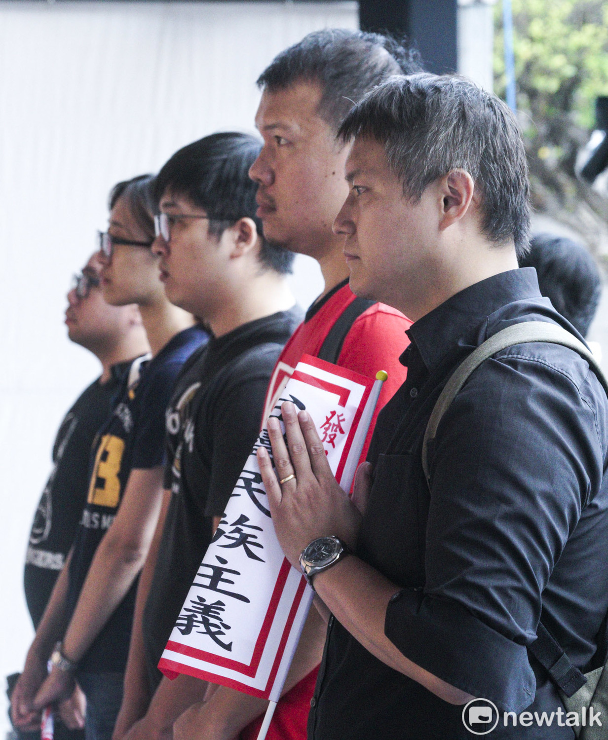 一位民眾拿著「發展台灣民族主義」旗子,雙手合十向史明靈前致敬。 圖:張良一/攝 一位民眾拿著「發展台灣民族主義」旗子,雙手合十向史明靈前致敬。 圖:張良一/攝