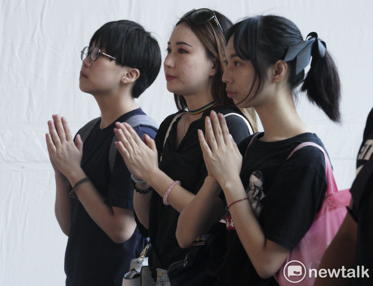 民眾雙手合十向史明靈前致敬。 圖:張良一/攝 民眾雙手合十向史明靈前致敬。 圖:張良一/攝