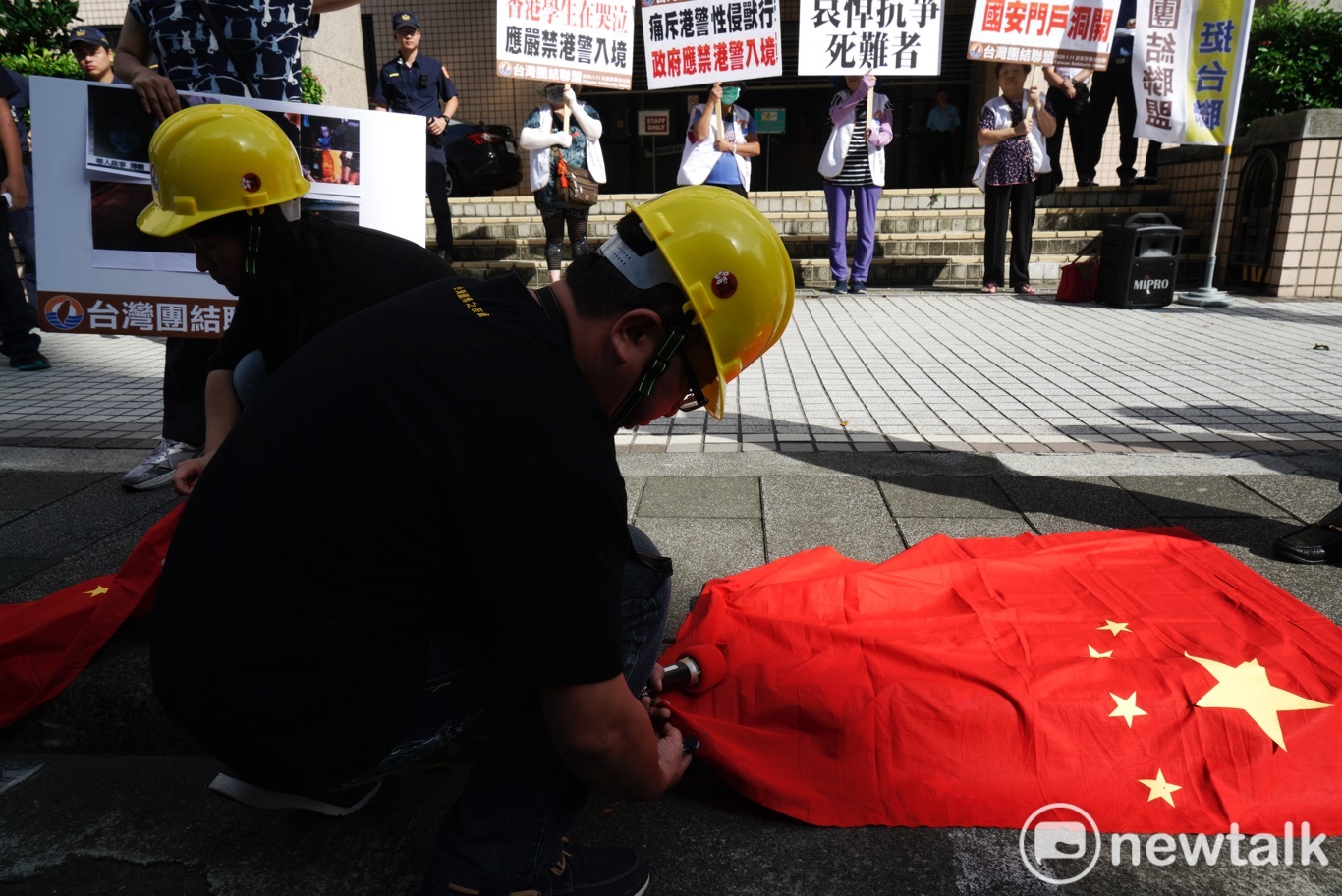 針對香港反送中抗議,有多位被逮捕的年輕人傳出被港警性侵、性暴力對待,台聯成員下午在移民署舉行記者會,要求移民署禁止港警、公安、武警身份者入境台灣,台聯成員並在會中焚燒中國五星旗抗議。 圖:張良一/攝 針對香港反送中抗議,有多位被逮捕的年輕人傳出被港警性侵、性暴力對待,台聯成員下午在移民署舉行記者會,要求移民署禁止港警、公安、武警身份者入境台灣,台聯成員並在會中焚燒中國五星旗抗議。 圖:張良一/攝