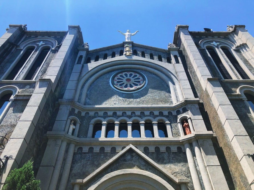 聖若瑟教堂藏在旗山街道,優雅的仿哥德式建築叫人難以忽視。圖:翻攝自2019乘風而騎官網 聖若瑟教堂藏在旗山街道,優雅的仿哥德式建築叫人難以忽視。圖:翻攝自2019乘風而騎官網