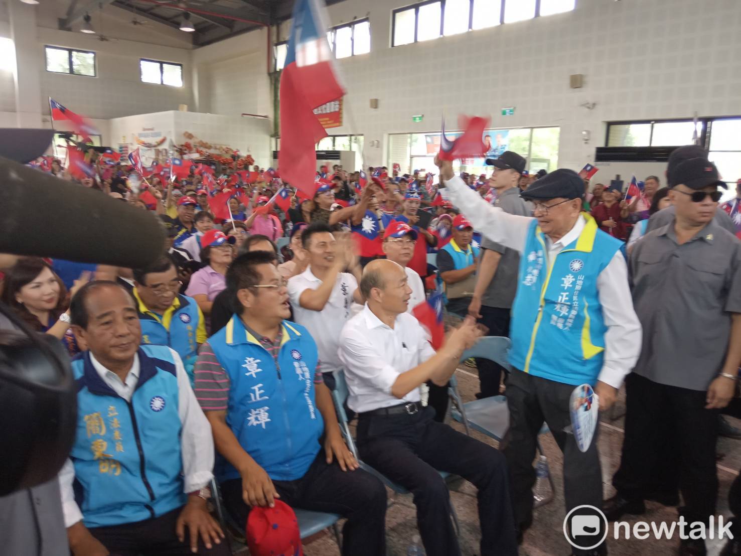 韓國瑜請假環島Day1,第五站來到來義郷多功能活動中心,參加黨部主辦的固本會報,並為國民黨原住民立委參選人站台。 圖:孫家銘/攝 韓國瑜請假環島Day1,第五站來到來義郷多功能活動中心,參加黨部主辦的固本會報,並為國民黨原住民立委參選人站台。 圖:孫家銘/攝