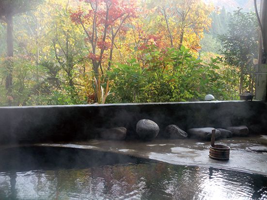 邊泡溫泉,邊欣賞窗外的紅葉美景,極富日式情懷。圖:翻攝自www.akitafan.com.tw 邊泡溫泉,邊欣賞窗外的紅葉美景,極富日式情懷。圖:翻攝自www.akitafan.com.tw
