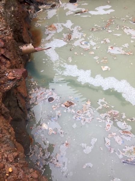 現場水坑中殘留不明綠色液體,經環保局採集場內外水質判定呈強酸性且有明顯重金屬反應 圖:新北市環保局/提供 現場水坑中殘留不明綠色液體,經環保局採集場內外水質判定呈強酸性且有明顯重金屬反應 圖:新北市環保局/提供
