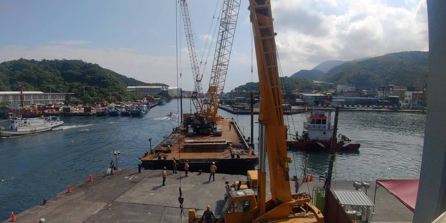 高能201平台船進場作業增加工作面實況 圖:台灣港務公司/提供 高能201平台船進場作業增加工作面實況 圖:台灣港務公司/提供
