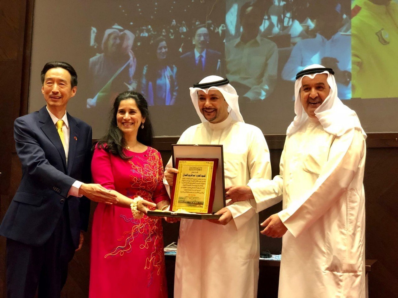 我國駐科威特代表處與科威特知名網紅阿不都卡苓(Abdul Karim Al-Hendal)(右2)合作,去年6月在科威特國家圖書館舉辦宣介台灣印象發表會。 圖 : 翻攝自我國駐科威特代表處網站 我國駐科威特代表處與科威特知名網紅阿不都卡苓(Abdul Karim Al-Hendal)(右2)合作,去年6月在科威特國家圖書館舉辦宣介台灣印象發表會。 圖 : 翻攝自我國駐科威特代表處網站
