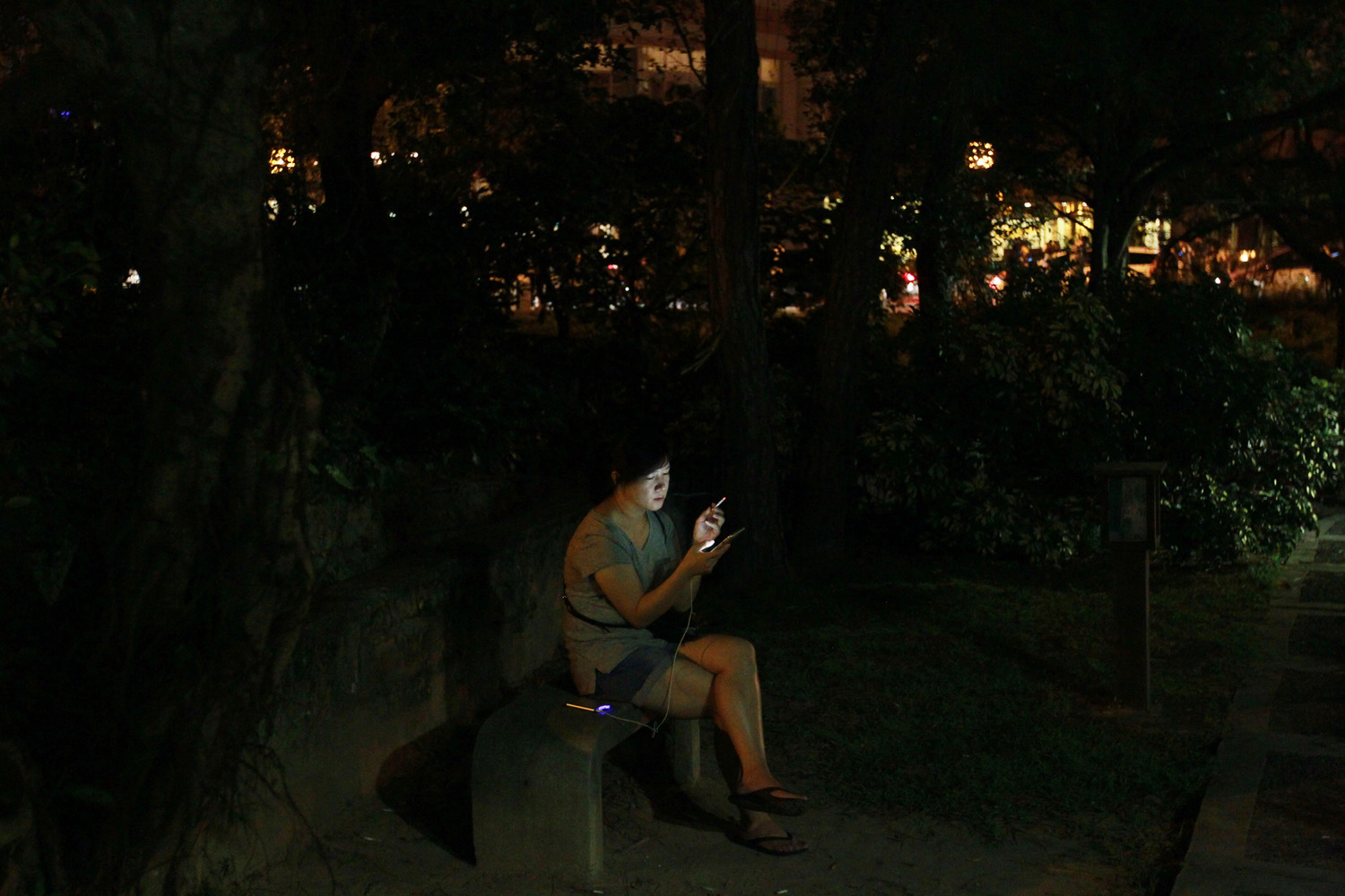 手機遊戲軟體寶可夢(Pokemon GO),2016年在台灣引起熱烈的風潮,街頭巷尾到處都是低著頭專注看著手機螢幕,搜尋著遊戲寶貝的「追夢人」。人們著迷於手機裡的虛幻世界,彷彿不屬於身邊的現實世界。一有寶貝出現,人們舉起手機聚集奔跑,一如電影中失去意志的喪屍。追夢人的風潮反應了在人手一機,現代人生活離不開網路,真實世界與虛幻世界分不清界限的當代。 圖:杭大鵬攝/台灣新聞攝影協會提供 手機遊戲軟體寶可夢(Pokemon GO),2016年在台灣引起熱烈的風潮,街頭巷尾到處都是低著頭專注看著手機螢幕,搜尋著遊戲寶貝的「追夢人」。人們著迷於手機裡的虛幻世界,彷彿不屬於身邊的現實世界。一有寶貝出現,人們舉起手機聚集奔跑,一如電影中失去意志的喪屍。追夢人的風潮反應了在人手一機,現代人生活離不開網路,真實世界與虛幻世界分不清界限的當代。 圖:杭大鵬攝/台灣新聞攝影協會提供