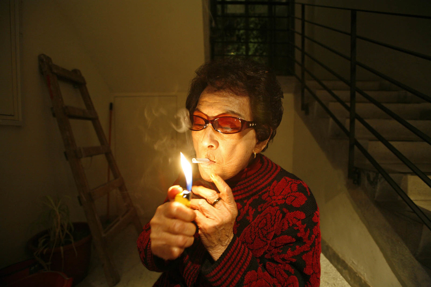1992年首批慰安婦出面,揭發自己曾經遭受的暴行,開啟台灣慰安婦爭權的運動,要求日本為二戰所犯下的暴行道歉賠償。然而,一年又一年,這些歷盡風霜的阿嬤,還是盼不到正義伸張的一刻,還得面對各自晚年所遭遇的人生課題。 圖:沈君帆攝/台灣新聞攝影協會提供 1992年首批慰安婦出面,揭發自己曾經遭受的暴行,開啟台灣慰安婦爭權的運動,要求日本為二戰所犯下的暴行道歉賠償。然而,一年又一年,這些歷盡風霜的阿嬤,還是盼不到正義伸張的一刻,還得面對各自晚年所遭遇的人生課題。 圖:沈君帆攝/台灣新聞攝影協會提供