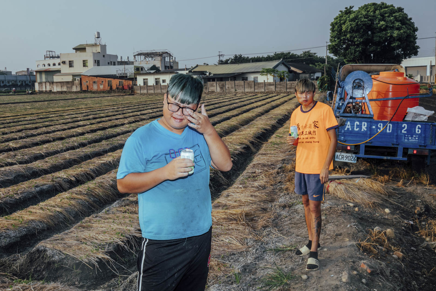 這是一個少年土豆噴農藥的故事。這樣欠缺家庭溫暖與學校社會網絡資源的少年「土豆們」,為數不少,都隱身在我們之中。他們每一天都在與命運搏鬥。太早進入社會,也太過疲憊,已放棄復學的可能。活著,是他每天的功課。 圖:余志偉攝/台灣新聞攝影協會提供 這是一個少年土豆噴農藥的故事。這樣欠缺家庭溫暖與學校社會網絡資源的少年「土豆們」,為數不少,都隱身在我們之中。他們每一天都在與命運搏鬥。太早進入社會,也太過疲憊,已放棄復學的可能。活著,是他每天的功課。 圖:余志偉攝/台灣新聞攝影協會提供