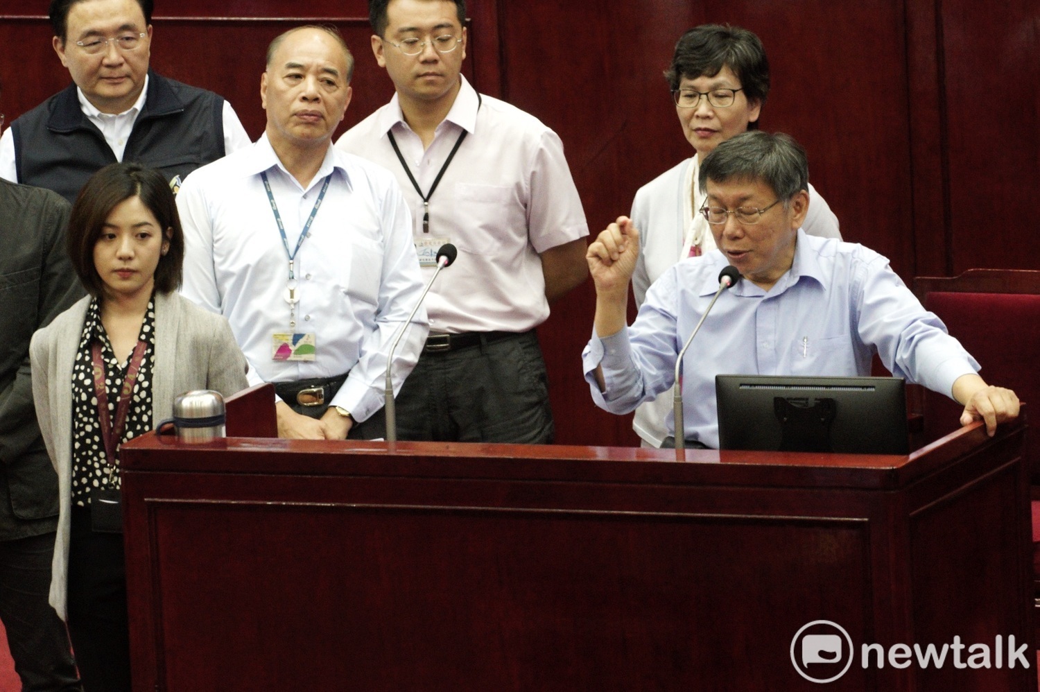 台北市長柯文哲、市府顧問蔡壁如、北市府副發言人黃瀞瑩在市議會備詢。 圖:張良一 / 攝 台北市長柯文哲、市府顧問蔡壁如、北市府副發言人黃瀞瑩在市議會備詢。 圖:張良一 / 攝