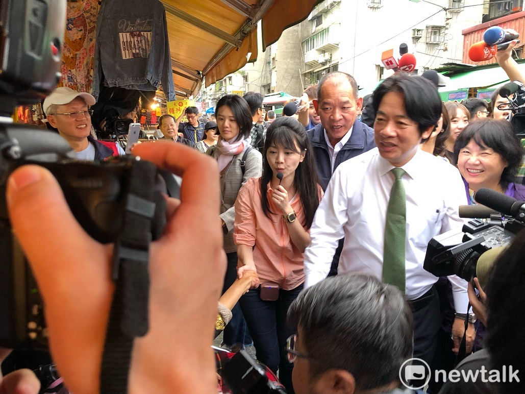 前行政院長賴清德今(1)日正式啟動輔選行程,第一站來到台北市,陪同民進黨立委參選人高嘉瑜掃街,沿途高喊「蔡賴配」。 圖:謝莉慧/攝 前行政院長賴清德今(1)日正式啟動輔選行程,第一站來到台北市,陪同民進黨立委參選人高嘉瑜掃街,沿途高喊「蔡賴配」。 圖:謝莉慧/攝