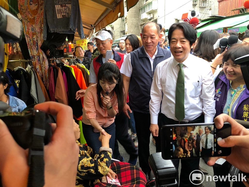 前行政院長賴清德今(1)日正式啟動輔選行程,第一站來到台北市,陪同民進黨立委參選人高嘉瑜至市場掃街。圖:謝莉慧/攝 前行政院長賴清德今(1)日正式啟動輔選行程,第一站來到台北市,陪同民進黨立委參選人高嘉瑜至市場掃街。圖:謝莉慧/攝
