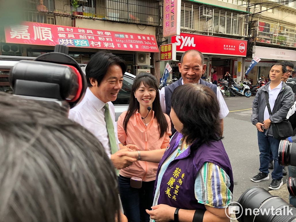 前行政院長賴清德陪同民進黨立委參選人高嘉瑜掃街,與在地里長握手寒暄。圖:謝莉慧/攝 甫結束美國輔選蔡英文總統之行的賴清德,今天在國內的輔選行程正式啟動。北台灣首個輔選行程就選擇獻給高嘉瑜,與她一起在東湖的五分市場掃街拜票。賴清德讚賞高嘉瑜非常勇敢又有夢想,懇請鄉親父老給予支持,2020大選一定要讓蔡英文總統高票當選、民進黨國會過半。但對於高嘉瑜除了不忘要民眾支持自己外,也沿路高喊「蔡賴配凍選」、「要支持蔡賴配喔!」讓一旁的賴清德也拿她沒轍!只是有著「最強組合」封號的「蔡賴配」逐漸明朗,但到目前為止,都還沒正式定案,而賴清德今天始終沒有鬆口。 前行政院長賴清德陪同民進黨立委參選人高嘉瑜掃街,與在地里長握手寒暄。圖:謝莉慧/攝 甫結束美國輔選蔡英文總統之行的賴清德,今天在國內的輔選行程正式啟動。北台灣首個輔選行程就選擇獻給高嘉瑜,與她一起在東湖的五分市場掃街拜票。賴清德讚賞高嘉瑜非常勇敢又有夢想,懇請鄉親父老給予支持,2020大選一定要讓蔡英文總統高票當選、民進黨國會過半。但對於高嘉瑜除了不忘要民眾支持自己外,也沿路高喊「蔡賴配凍選」、「要支持蔡賴配喔!」讓一旁的賴清德也拿她沒轍!只是有著「最強組合」封號的「蔡賴配」逐漸明朗,但到目前為止,都還沒正式定案,而賴清德今天始終沒有鬆口。