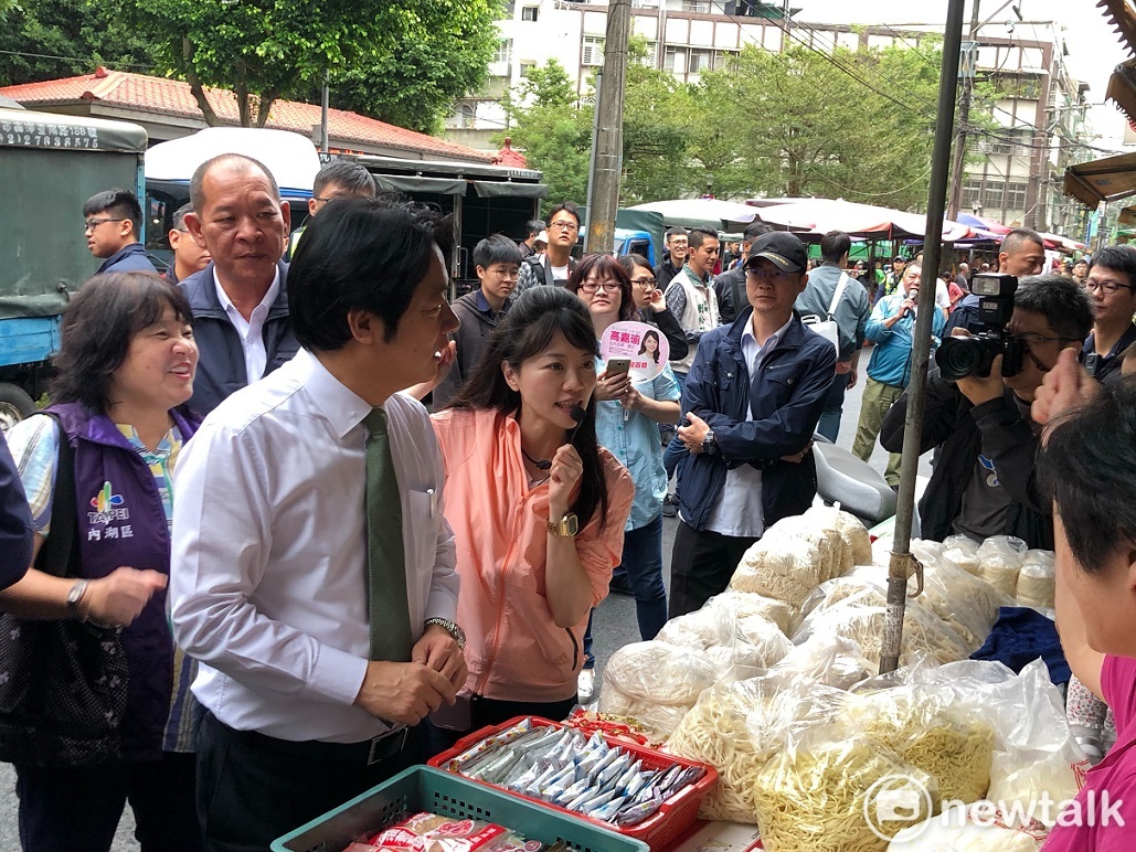 前行政院長賴清德陪同民進黨立委參選人高嘉瑜至東湖五分市場掃街,高嘉瑜積極向攤販催票。 圖:謝莉慧/攝 前行政院長賴清德陪同民進黨立委參選人高嘉瑜至東湖五分市場掃街,高嘉瑜積極向攤販催票。 圖:謝莉慧/攝
