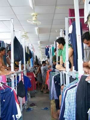 2005年高雄爆發移工暴動事件,當時移工的居住環境十分惡劣。圖 : 翻攝自中國瞭望。 2005年高雄爆發移工暴動事件,當時移工的居住環境十分惡劣。圖 : 翻攝自中國瞭望。