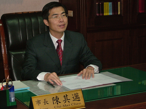 2005年爆發的高雄移工暴動事件,斷送了當年代理高雄市長陳其邁的競選之路。圖 : 翻攝自梁丸懶人包.pixnet 2005年爆發的高雄移工暴動事件,斷送了當年代理高雄市長陳其邁的競選之路。圖 : 翻攝自梁丸懶人包.pixnet