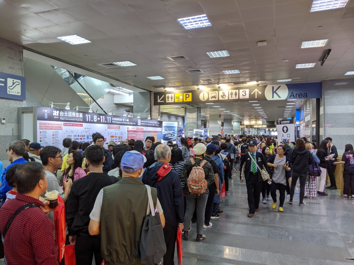 雖然正式開放時間為中午12點,但12點前場外早已排起長長人龍。 圖:葉宜哲/攝 雖然正式開放時間為中午12點,但12點前場外早已排起長長人龍。 圖:葉宜哲/攝