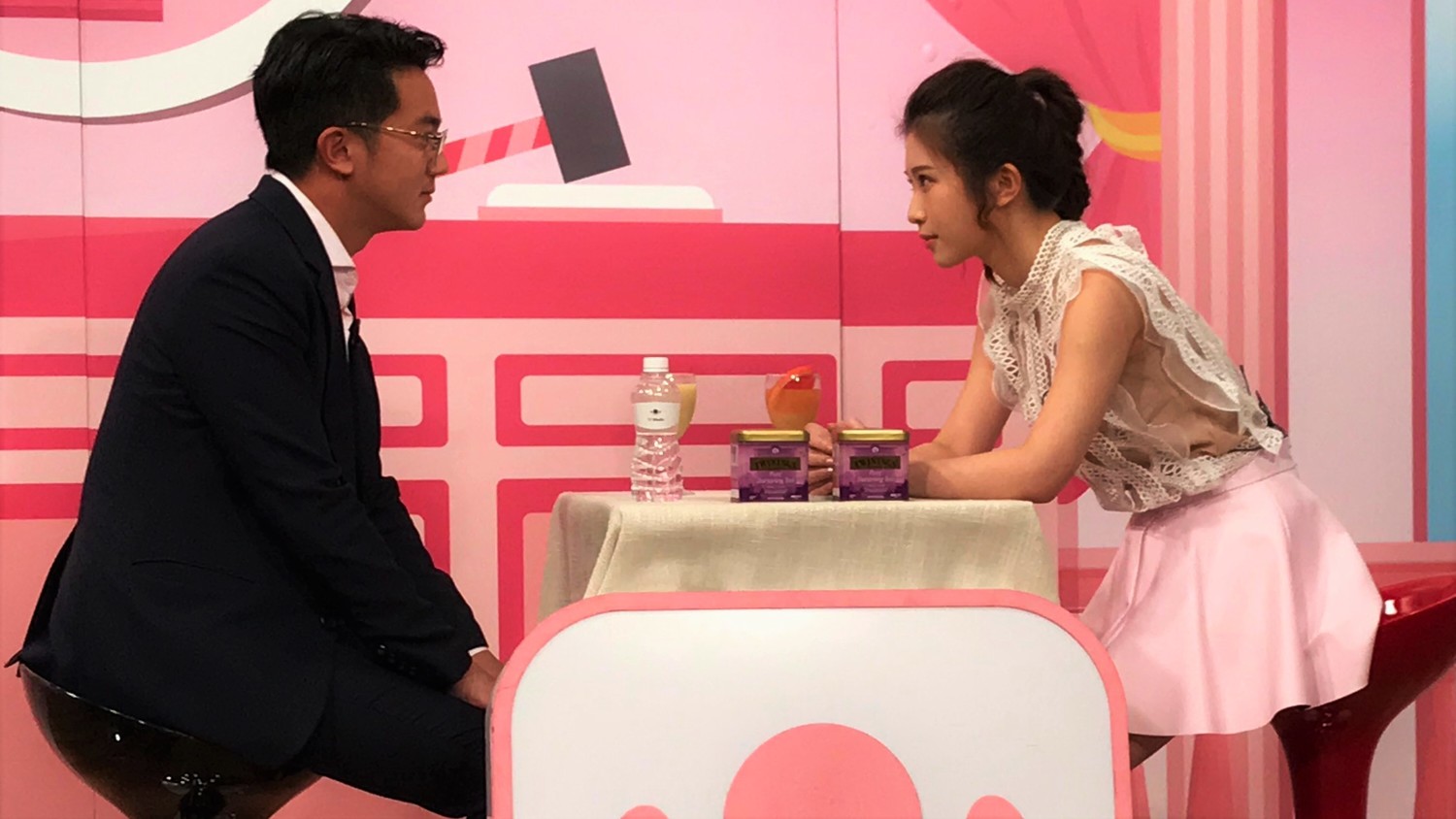 廖泰翔(左)雞排妹互相認真直視 廖泰翔(左)雞排妹互相認真直視