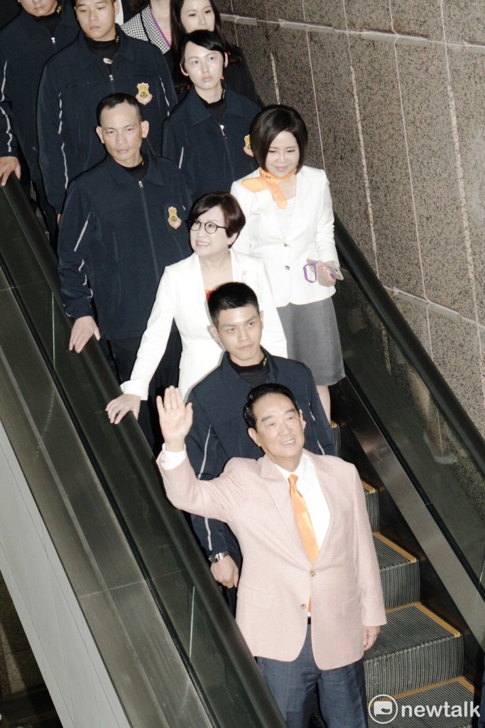 親民黨宋楚瑜和副手余湘今天前往中選會登記參正副選總統。 圖:張良一/攝 親民黨宋楚瑜和副手余湘今天前往中選會登記參正副選總統。 圖:張良一/攝