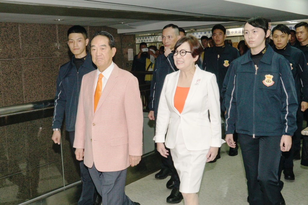 親民黨宋楚瑜和副手余湘登記後,國安局安維七號正式啟動。 圖:張良一/攝 親民黨宋楚瑜和副手余湘登記後,國安局安維七號正式啟動。 圖:張良一/攝