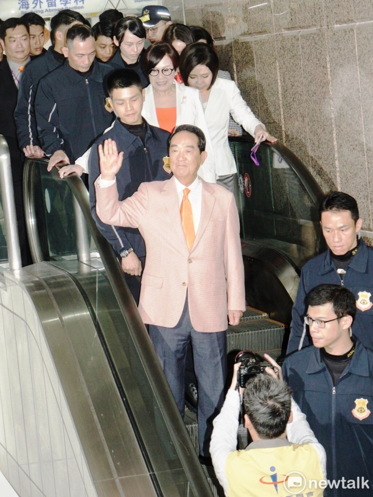 親民黨主席宋楚瑜和副手余湘登記參選正副總統,國安局安維七號正式啟動維安。 圖:張良一/攝 親民黨主席宋楚瑜和副手余湘登記參選正副總統,國安局安維七號正式啟動維安。 圖:張良一/攝